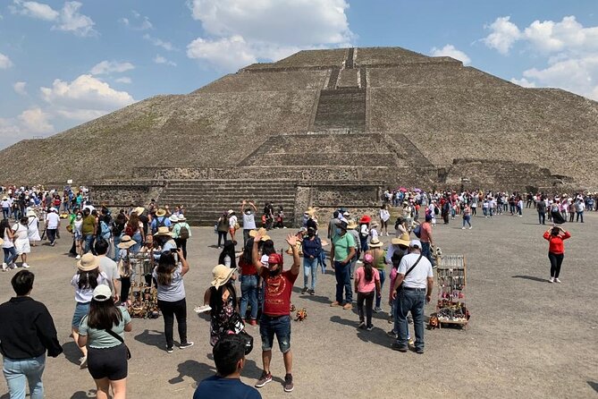 Teotihuacan Express with pick-up in Mexico City - Tlalocan artesanías y experiencias: maguey, obsidian, and a tasting stop