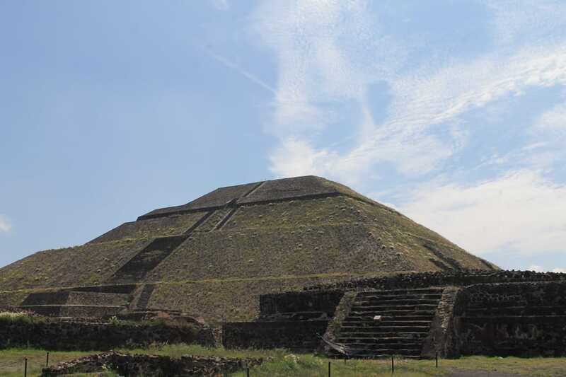 Teotihuacan from Mexico City with early access - Pyramid of the Sun: size you can feel