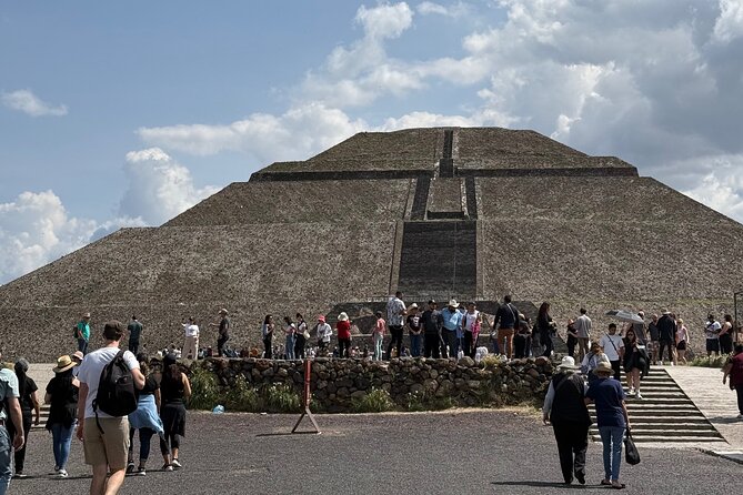 Teotihuacan : Full Tour Expert Guide and Hook-Free Transportation - Headphones + small group = you actually hear the story