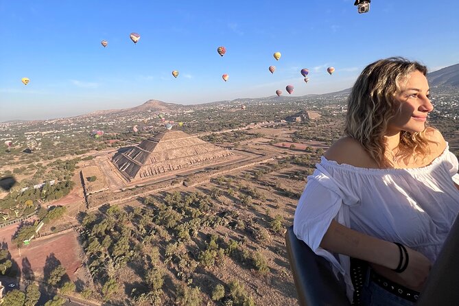 Teotihuacán in a hot air balloon with Transportation from CDMX - The traditional toast and your flight certificate souvenir