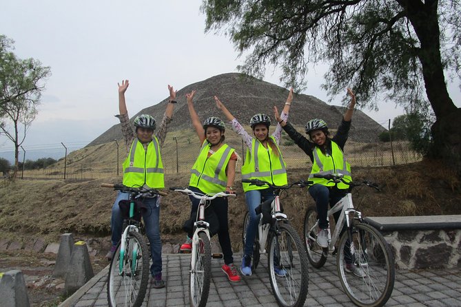 Teotihuacán plus Bike Tour - Biking the Teotihuacán Valley: murals, neighborhoods, and pyramid angles