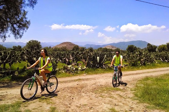 Teotihuacán plus Bike Tour - Guides, language, and group size: how the experience stays friendly