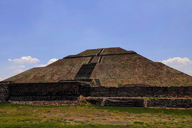 Teotihuacán Pyramids Tour, Guadalupe Sanctuary and 3 cultures - Stop 1: Pirámides de Teotihuacán and What the Guide Helps You See