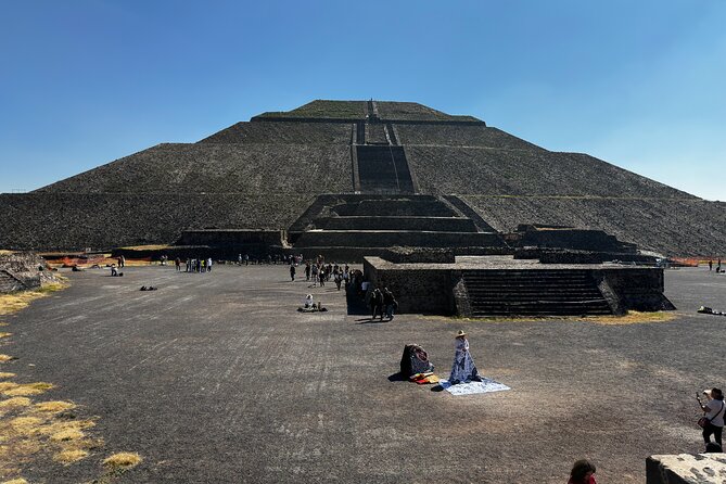 Teotihuacan Tour with Basilica of Guadalupe and Tlatelolco - Basilica de Santa Maria de Guadalupe: new and old churches plus Tepeyac