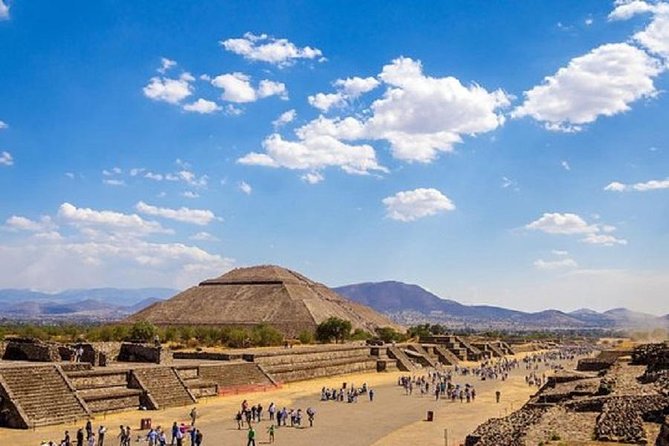 TEOTIHUACAN with a certified local guide -PRIVATE & SHARED OPTION - Meeting Your Certified Guide Near the Entrance Areas