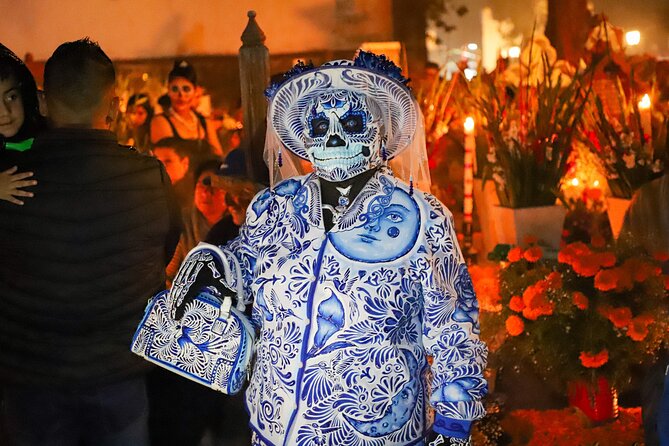 The real "Dia de muertos" tour in Mixquic + secret cemetery - Stop 3 in Mixquic: Alumbrada, thousands of candles, and altar walking time