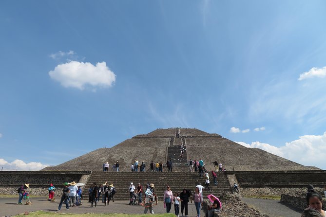 Tour Basilica de Guadalupe and Pyramids of Teotihuacan - The Pyramid climbs and that in-between “energy” moment