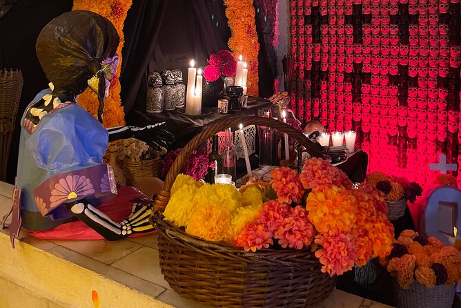 Tour cultural e inmersivo en Casa Dia de Muertos - Tequila Decanter Craft and the Work Behind the Art