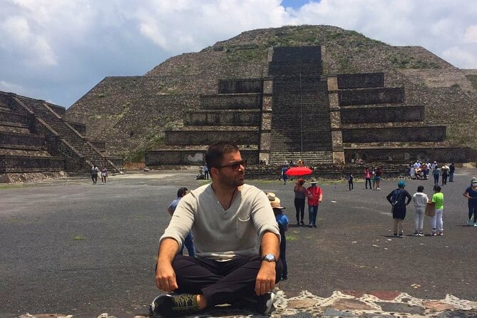 Tour Teotihuacan and Guadalupano Sanctuary - Stop 4: Teotihuacan, the Causeway of the Dead, and panoramic pyramid views