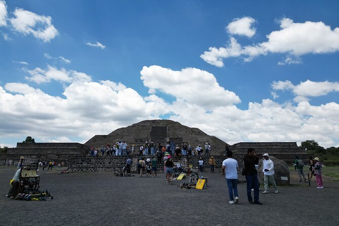 Tour to Teotihuacan with visit to ancient caves and CDMX transportation - Restaurante Huehueteotl lunch stop: what is included and what you should plan