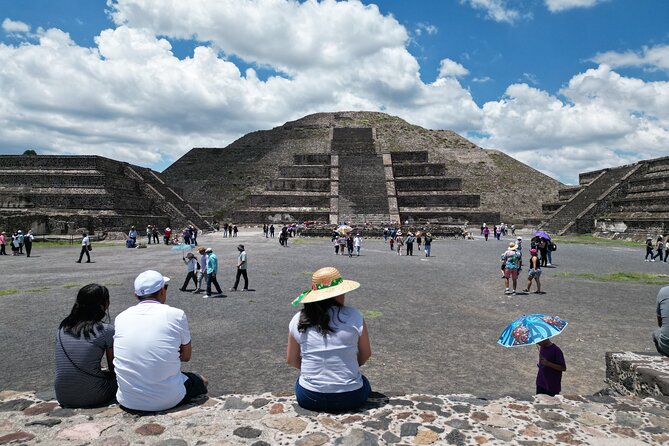 Tour to Teotihuacan with visit to ancient caves and CDMX transportation - The agave and obsidian stop: maguey, precious stones, and a tasting break