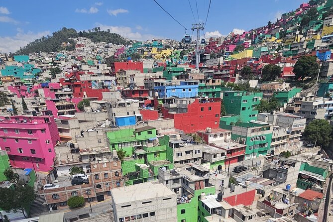 Unique cablecar experience, pulque tasting &unbeatable views - The Cablebus ride itself: street art, steep hills, and that surprise skyline