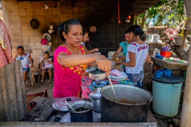 Unlock Teotihuacan Pyramids: Private Tour & Delicious Local Lunch - From Casa de los Azulejos to the Metro: the local-transport start