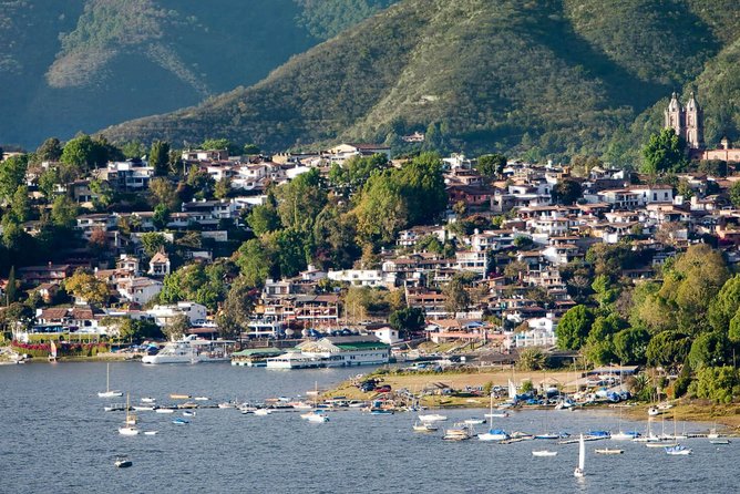 Valle de Bravo: Private & Small group tour from Mexico City - Santa María Ahuacatlán and Black Christ, plus a lakefront buffet lunch