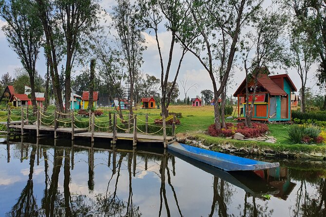 Xochimilco Barco Fiesta Tentacion 18+ with Open Bar and Tacos - When Other Boats and Sales Energy Enter the Picture