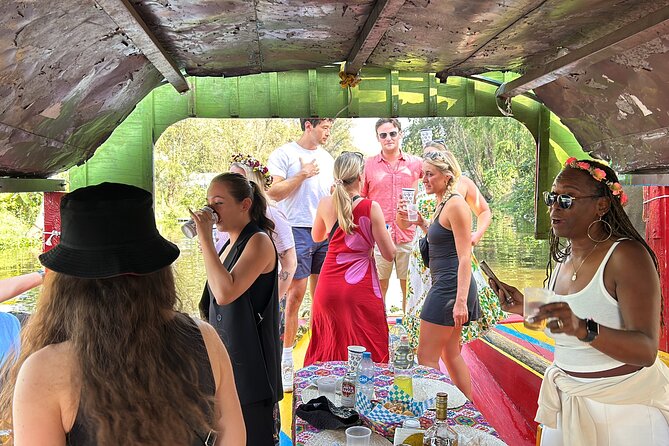 Xochimilco BOAT LIGHT PARTY WITH 1 DRINK AND 4 TAQUITOES + 18 - English-friendly hosting with a group that stays lively