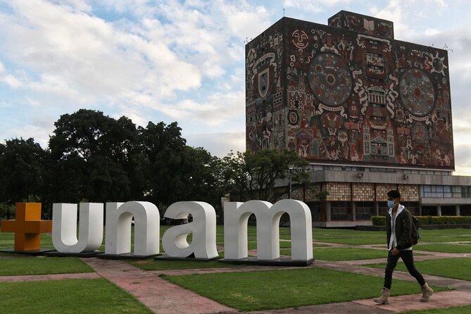 Xochimilco, Casa de Frida Kahlo, Coyoacán and UNAM - Xochimilco: the 1-hour canal ride that people remember