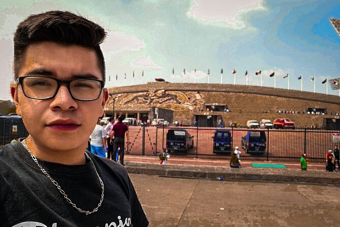 Xochimilco, Coyoacan and more tours - Estadio Olimpico Universitario: quick stadium photos and a campus wander